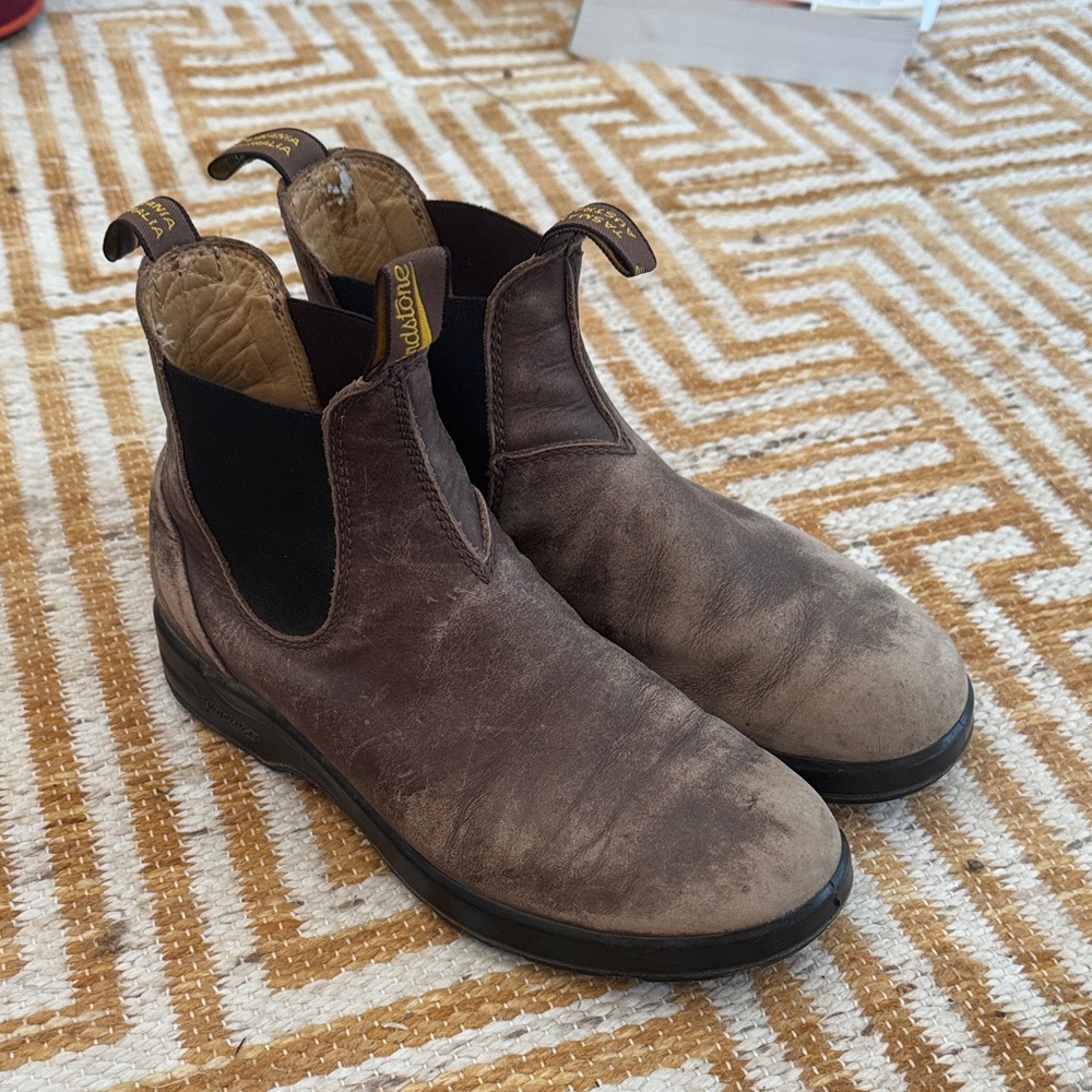 Blundstone All-Terrain Chelsea Boot. Distressed Brown Leather.